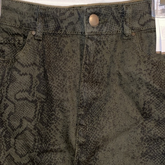 🌹NWT/ HOLLISTER SNAKE PRINT SKIRT - Picture 2 of 3